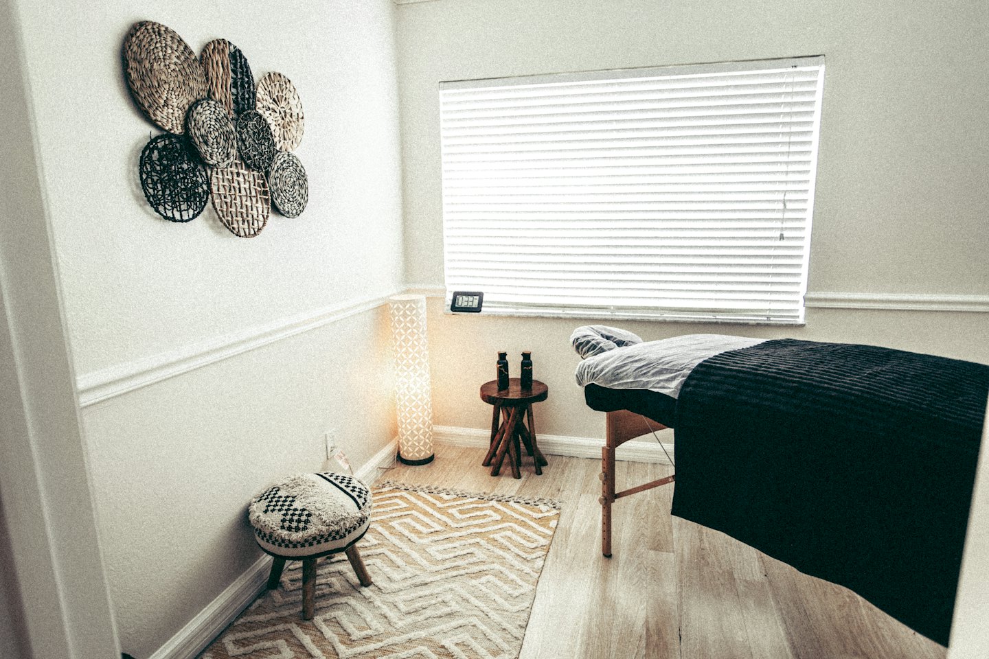 Leeres Massgebett in einem ruhigen Therapieraum mit Holzboden.